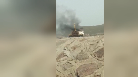 الحوثيون ينشرون لقطات لسفينة مشتعلة في باب المندب