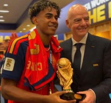 بعد التتويج بالمونديال.. فيفا يكرم منتخب إسبانيا بكأس مصغر وخواتم ذهبية