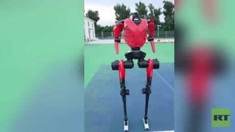 الصين.. روبوت شبيه بالبشر يحقق رقما قياسيا عالميا في قطع مسافة 100 متر