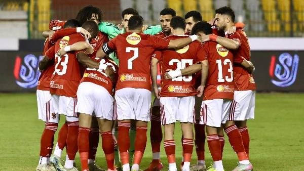 لا زيادة في العقود .. ناقد رياضي : طلبات رباعي الأهلي مرفوضة