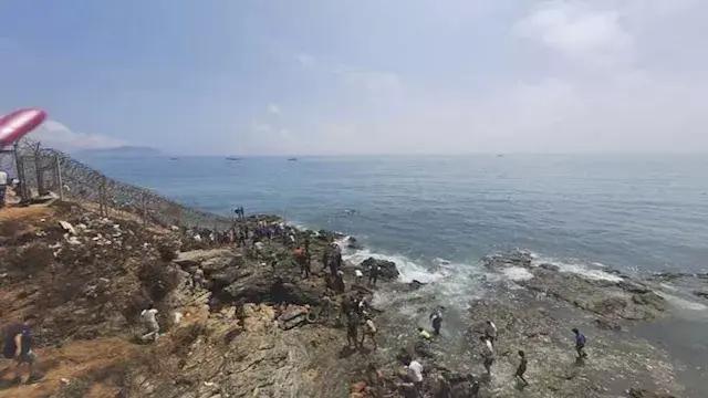 آلاف المهاجرين يدخلون مدينة سبتة الإسبانية من المغرب عبر حاجز الأمواج الحدودي.. (فيديو وصور)