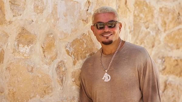 بعد 40 عاما.. عمرو دياب يهزم الزمن ويتصدر استماع مصر في Top 10