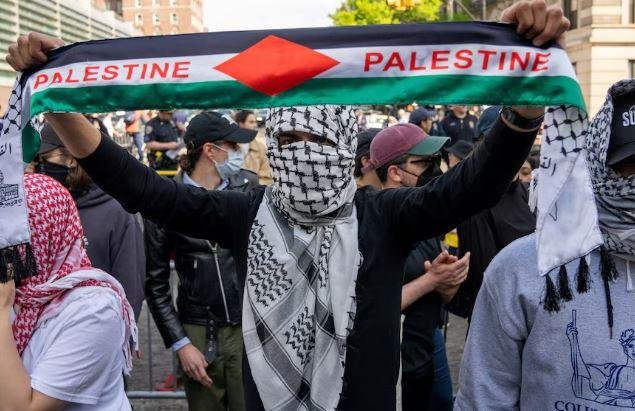 طلاب وموظفون فلسطينيون يقاضون جامعة كولومبيا بتهمة التمييز ضدهم