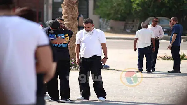 عمرو مصطفى يصل مسجد الدجوي لأداء صلاة الجنازة على والد تامر حسني- صور