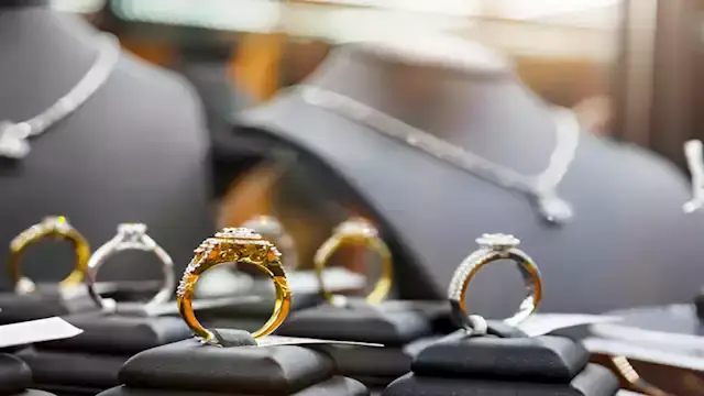 بعد الارتفاعات الأخيرة.. هل الوقت مناسب لشراء الذهب؟