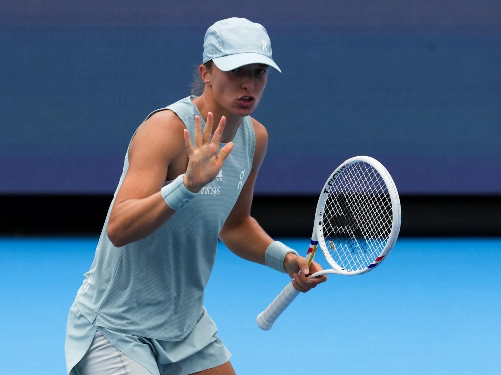 Swiatek into Cincinnati semis after Rybakina injury