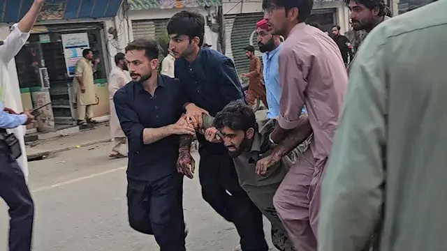 رويترز: مقتل 14 شخصًا في هجوم انتحاري أمام مركز للشرطة في باكستان