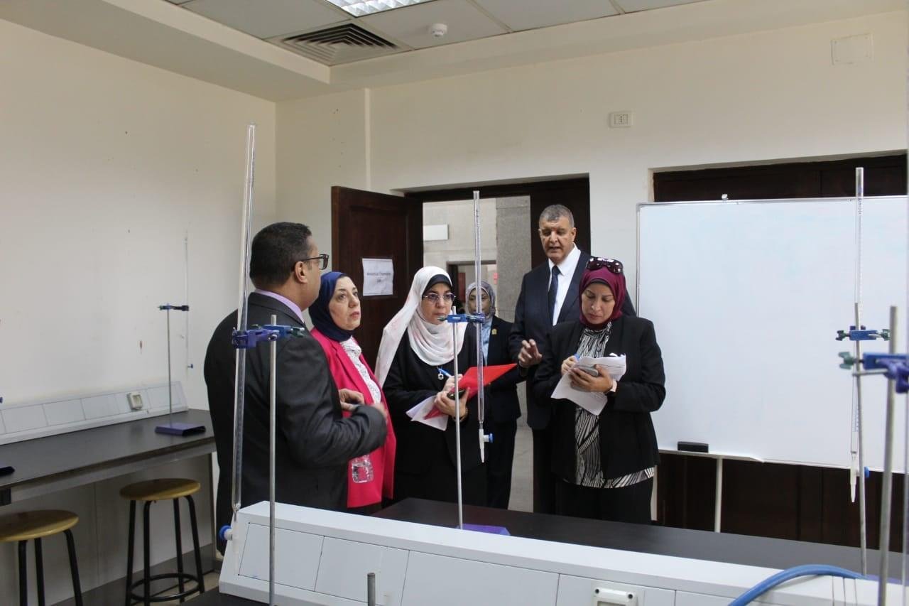 قبل الافتتاح.. لجنة الدراسات الصيدلية بالمجلس الأعلى للجامعات تتفقد جاهزية صيدلة بنها بالعبور