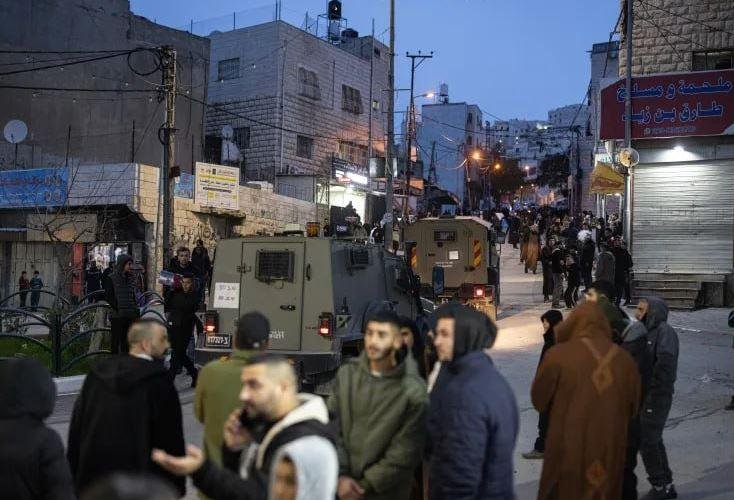 إصابة 3 فلسطينيين باعتداءات مستوطنين إسرائيليين جنوبي الضفة