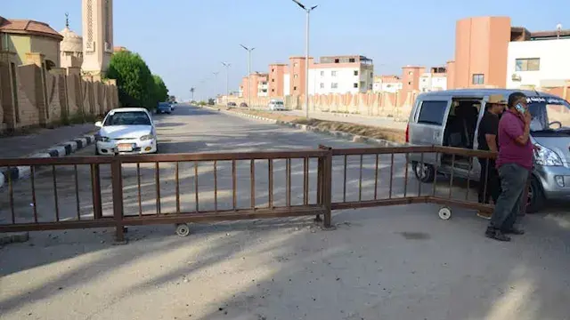 "ارجع مفيش بحر".. بوابات على مداخل شاطئ بورفؤاد لمنع دخول المصطافين - صور