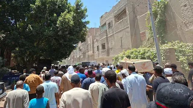"3 نعوش ورا بعض".. مشهد مؤثر في جنازة ضحايا حادث المنيا بسوهاج- فيديو وصور