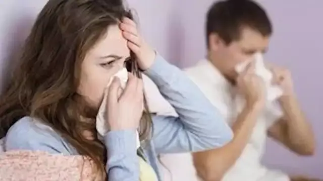 لماذا نصاب بنزلات البرد في الصيف رغم ارتفاع الحرارة؟ طبيبة توضح الأسباب