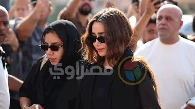 بالصور| تأثر وبكاء هنا الزاهد في جنازة والد تامر حسني