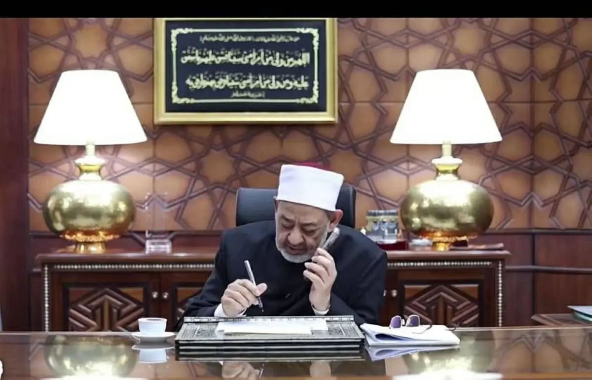 «حضرتك مين؟ أنا اسمي أحمد الطيب وشغلتي شيخ الأزهر».. إشادة واسعة بمكالمات الإمام الأكبر مع طلاب الثانوية الأزهرية