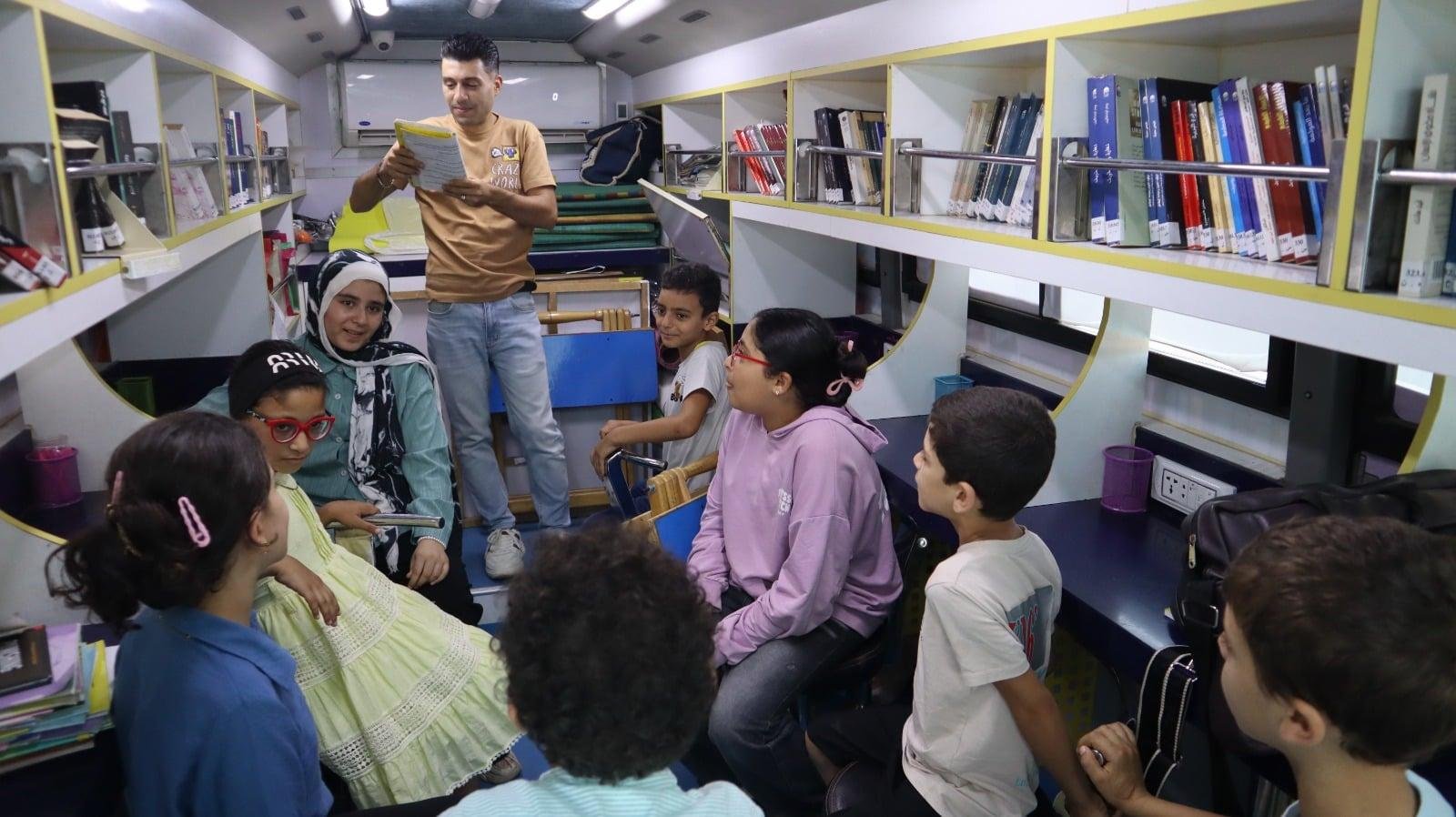 ثقافة وترفيه وواقع افتراضي.. المكتبة المتنقلة ترسم البهجة على وجوه أطفال إدكو بالبحيرة