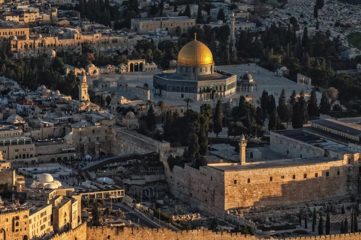 الرئاسة الفلسطينية تدين اقتحام المستعمرين للأقصى وتعتبره انتهاكا صارخا للوضع التاريخي والقانوني القائم