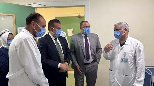 محافظ بورسعيد يزور "أبو عبده" بالمستشفى بعد واقعة إشعال النار في نفسه (صور)