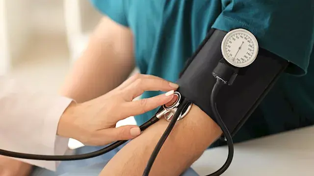 10 علامات يرسلها جسمك قد تكشف انخفاض ضغط الدم