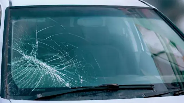 هل الشرخ في زجاج السيارة مخالفة؟.. مساعد وزير الداخلية الأسبق يجيب