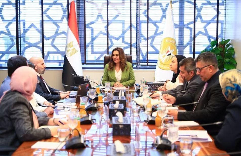التنمية المحلية والبيئة تتابع تنفيذ مشروع استعادة وزراعة أشجار المانجروف على سواحل البحر الأحمر