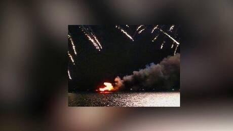 احتراق بارجة ألعاب نارية في بحيرة جنيف خلال احتفالات اليوم الوطني السويسري