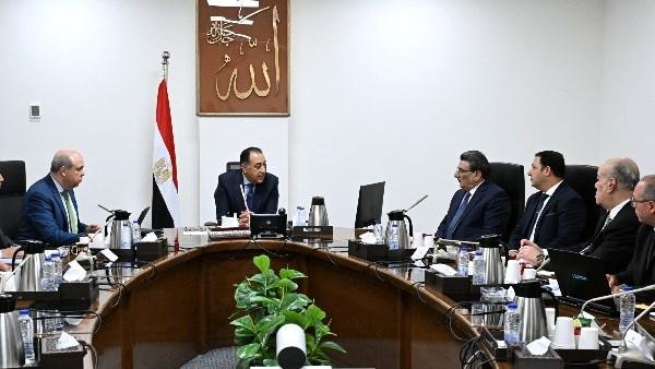 رئيس الوزراء يستعرض الموقف التنفيذي لمشروع مبني الركاب (4) بمطار القاهرة الدولي