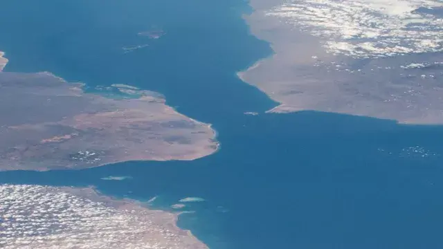 الحوثيون ينفون فرض رسوم على السفن العابرة لمضيق باب المندب