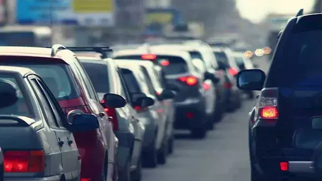 النشرة المرورية.. سيولة بمعظم شوارع القاهرة والجيزة وكثافات متحركة بالهرم وفيصل