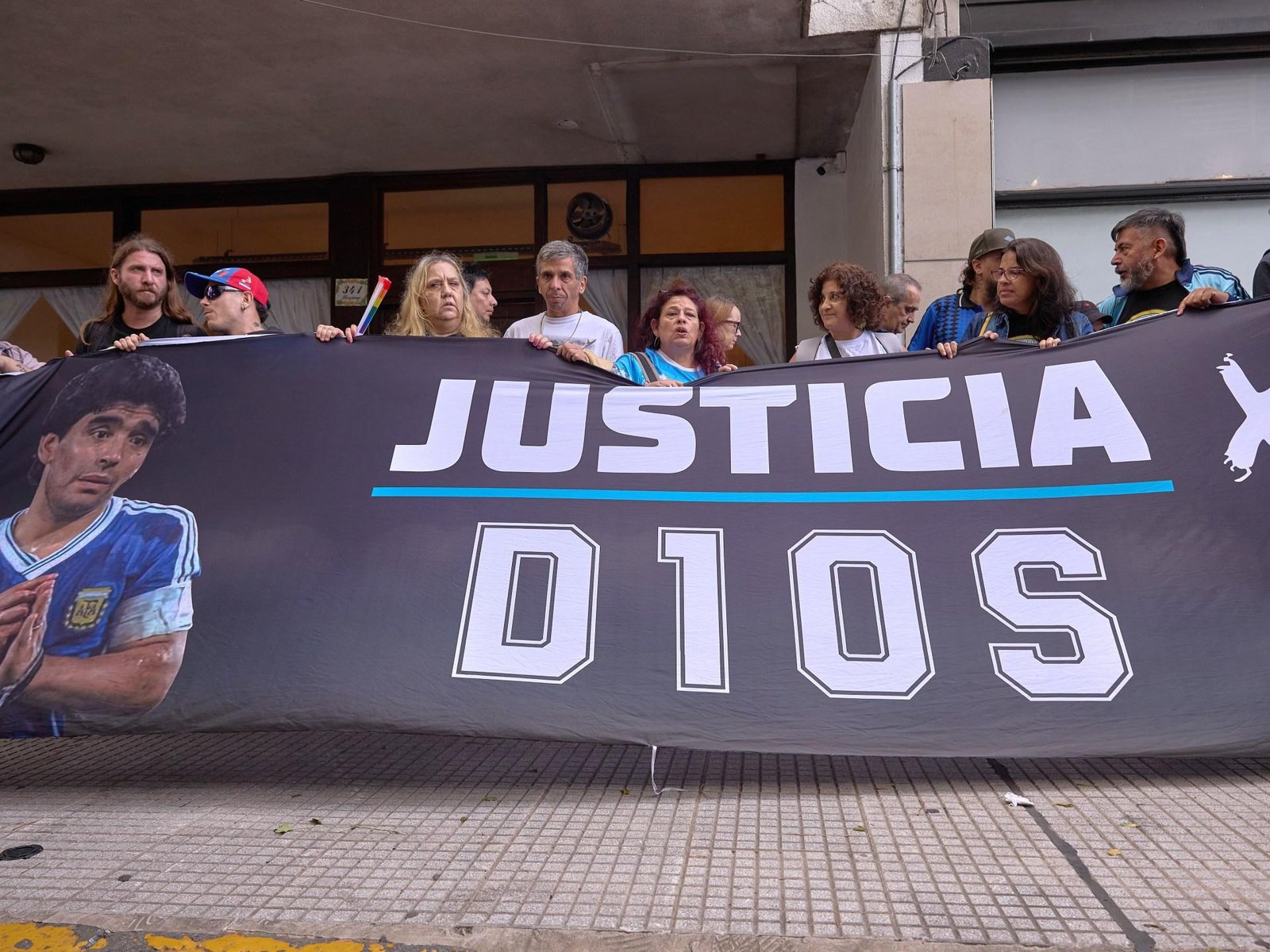 Diego Maradona’s doctors missed renal red flag, Argentinian court told