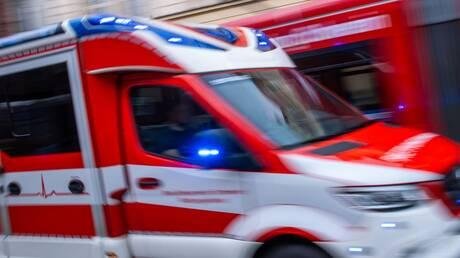 بريطانيا.. خروج قطار ركاب عن القضبان واحتجاز 40 راكبا داخله (فيديو)