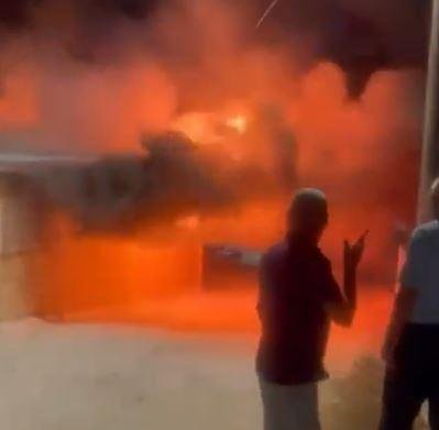 الضفة.. مستوطنون يحرقون منزلا أثناء وجود أم وابنتها داخله