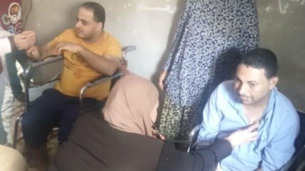 بعد نشر معاناتهم بصدى البلد .. صحة المنيا توفد فريقًا طبيًا لفحص 4 أشقاء من ذوي الهمم بسمالوط