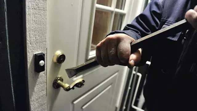 سرقة وبلاغ بالتحرش.. ضبط شاب متهم بالتعدي على جارتين وكسر حائط منزلهما في سوهاج