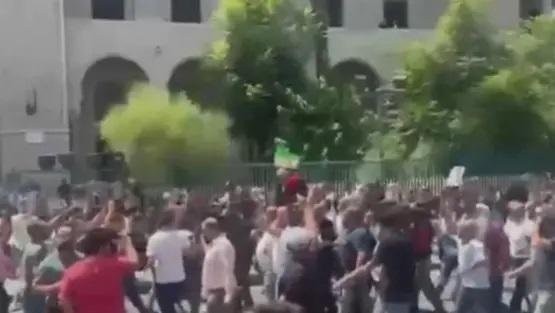 سوريا.. احتفالات بعد الحكم بالإعدام على بشار وماهر الأسد وعاطف نجيب