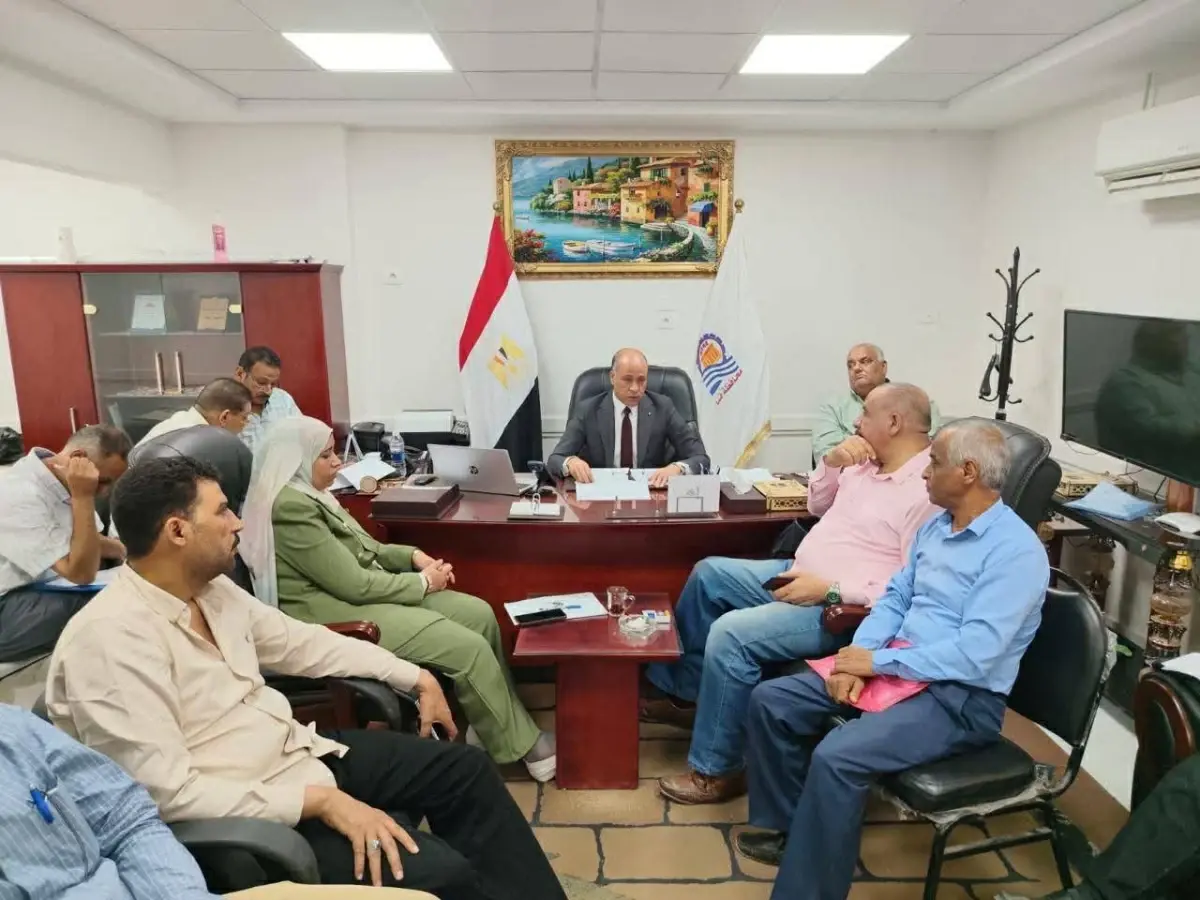 وكيل «تموين قنا» يترأس اجتماعا لمناقشة الاستعدادات لتطبيق منظومة الخصم المباشر