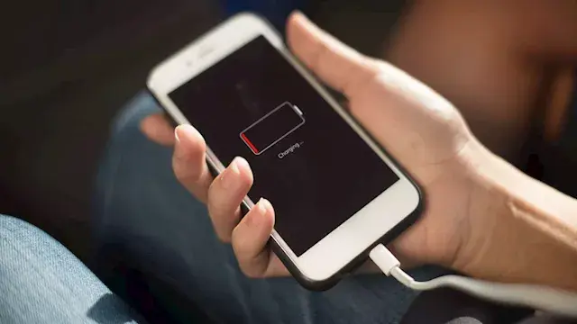 استخدام الهاتف أثناء الشحن.. هل يسبب تلف البطارية؟