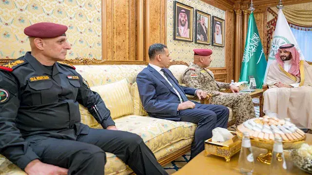 وزير الدفاع السعودي يلتقي مدير مكتب القائد العام للقوات المسلحة العراقية ويؤكد دعم المملكة للعراق