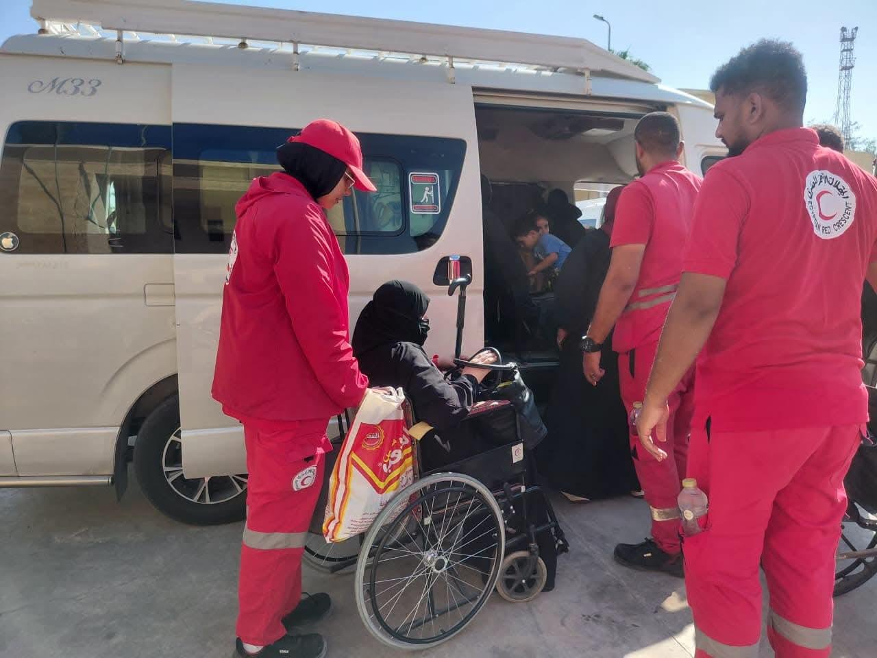الهلال الأحمر المصري يستقبل الدفعة الـ73 من الجرحى والمرضى الفلسطينيين بمعبر رفح