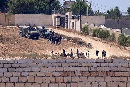 مستوطنون يواصلون حصار منازل فلسطينيين بالضفة الغربية رغم مزاعم جيش الاحتلال محاولة إبعادهم
