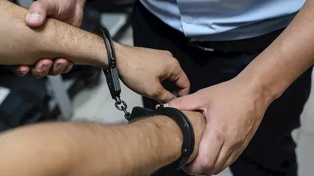 "صور فيديوهات على المنصة".. التحقيق مع عاطل انتحل صفة قاضٍ بمساعدة 3 موظفين