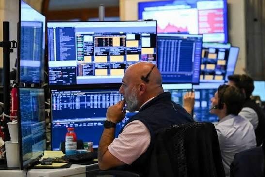 تباين أداء الأسهم العالمية مع ارتفاع الين أمام الدولار وتراجع أسعار النفط