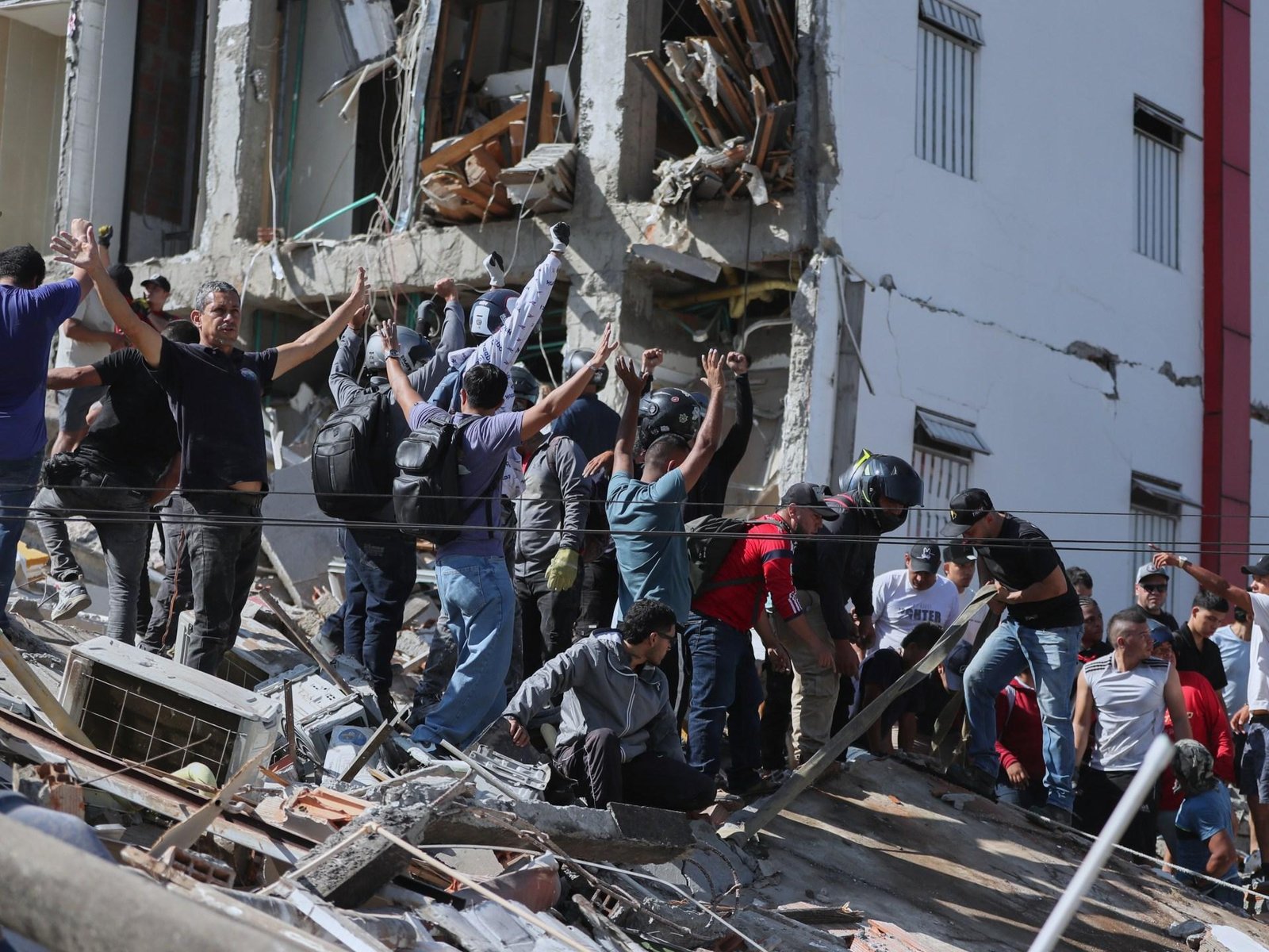 Earthquake with 7.4 magnitude hits Colombia, killing at least 47