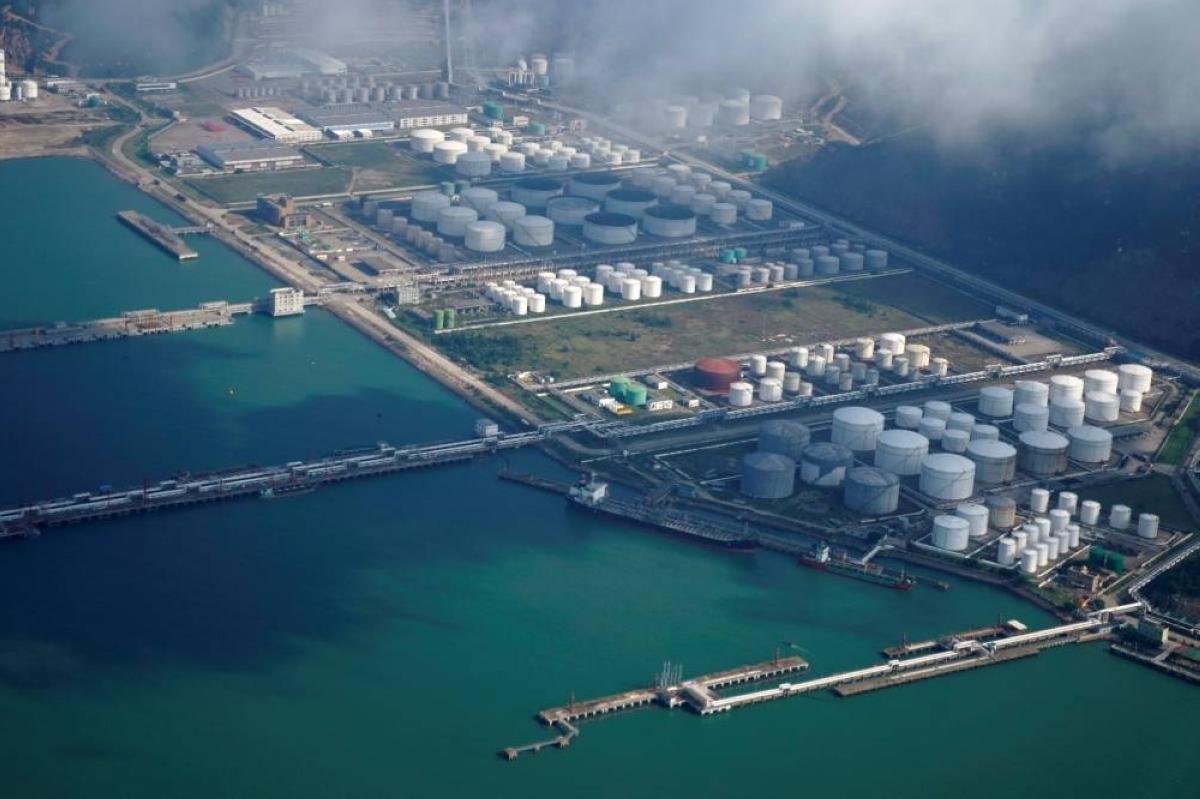 China refiners snap up September Russian crude, eye Iranian oil as supply risks grow