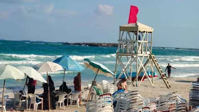 "الأرصاد" تكشف علامات تيارات السحب وتحذر من مقاومتها داخل البحر