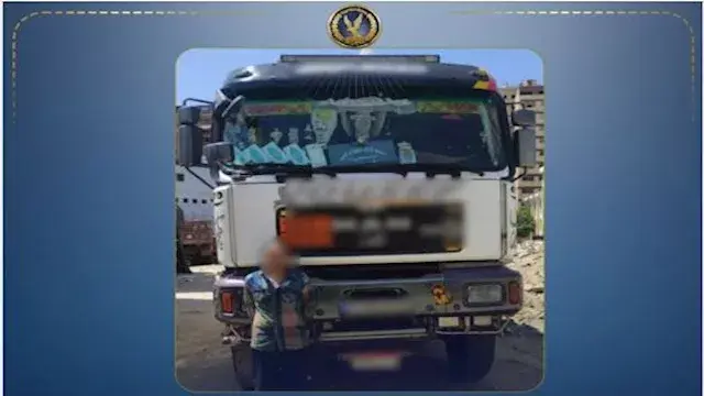 القبض على سائق نقل صدم سيارة ملاكي وفر هاربًا في القاهرة