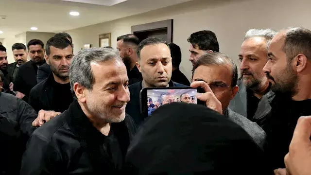 "بلا حراسة".. وزير الخارجية الإيراني يُشارك في مسيرة الأربعين بالنجف العراقية (فيديو)