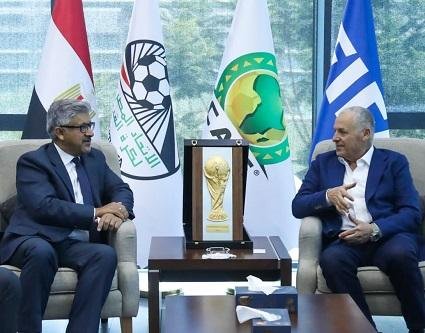 هاني أبو ريدة يستقبل السفير الباكستاني بمقر اتحاد الكرة