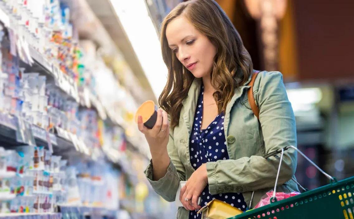 هل تعرف كيف تقرأ الملصق الغذائي؟.. خطوات بسيطة قد تحميك من الأمراض المزمنة