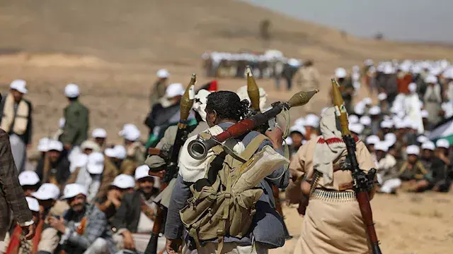 الحوثيون يعلنون استهداف سفينة سعودية في باب المندب وتحشيدات ومخازن أسلحة في اليمن