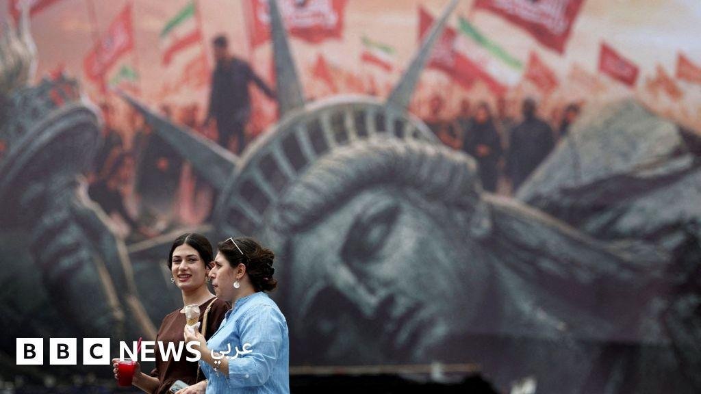 واشنطن تأمل في اتفاق قريب لإعادة فتح مضيق هرمز، وقذيفة تغرق سفينة شحن قرب اليمن
